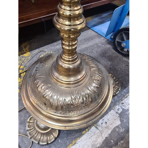 1029 - A superb solid brass early 20th Century lovely floor lamp with reeded column leading to a wide intri... 