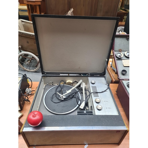 440 - A vintage Murphy record player in a suitcase-style design, complete with built-in speakers and contr... 