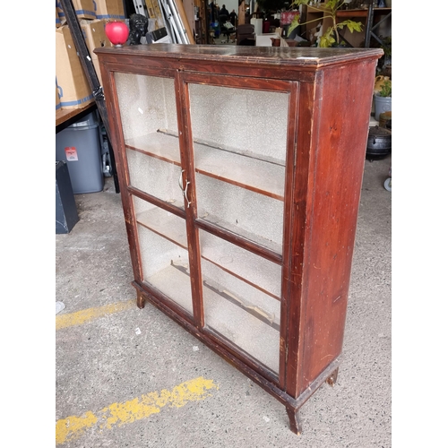 989 - Vintage mahogany free standing display cabinet, classic glass-fronted design ideal for any discernin... 