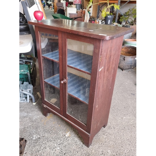 990 - A timeless free standing display cabinet holding two shelves inside. Ideal for showing off your cura... 