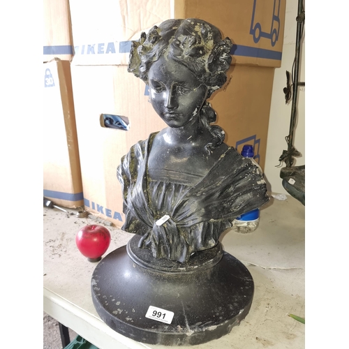 991 - A lovely vintage and very heavy  sculptural bust showing a Renaissance style woman, ideal for enthus... 