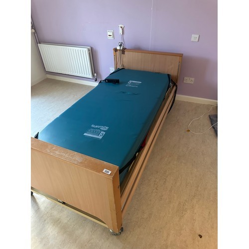 919 - Star Lot :  A commercial quality electric remote control hospital bed with a Commercial surface 1 ma... 