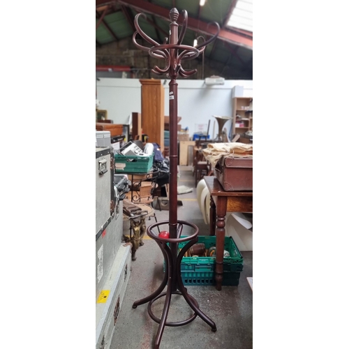 582 - An attractive bent wood coat / hat stand in a rosewood finish.