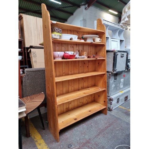 597 - A handsome Pine Waterfall shelving unit / bookcase consisting of five shelves. L 96cm, height 159cm ... 