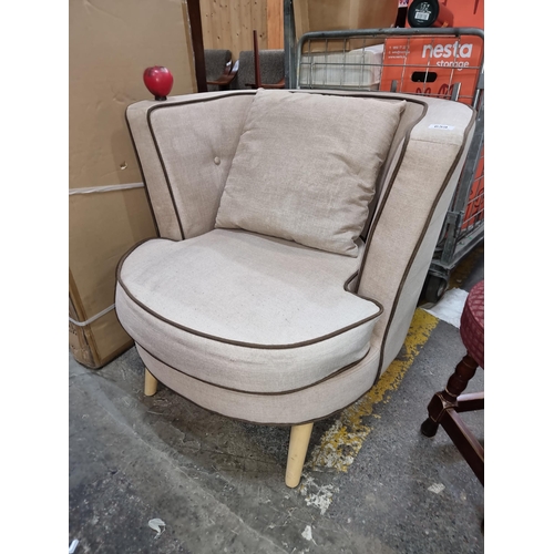 659 - An elegant Mid Century Modern tub chair, featuring tapered wooden legs and a neutral linen upholster... 