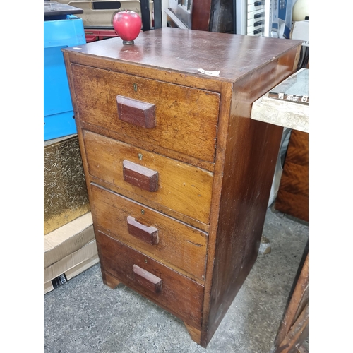 673 - A vintage oak 1930s 4 drawer chest, with a characterful patina and four spacious drawers.