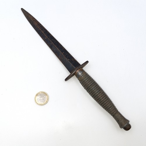 552 - A WW1 commando knife. Length - 28 cms. Blade - 16 cms. Weight - 249 grams.