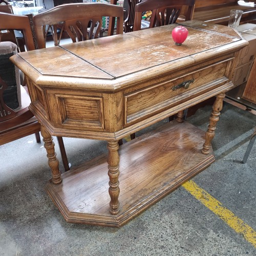 607 - A fabulous mid century Thomasville sideboard server with extensions and pull out drawer to front. Si... 