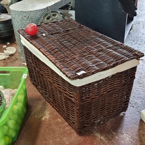 914 - A very large wicker chest, with cream fabric lining great for laundry etc.