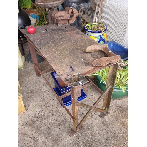 944 - A practical vintage metal workbench, with a large bench vice, can be bolted to the floor. It's heavy... 