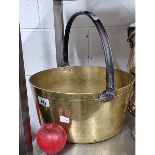 822 - A wonderful antique solid brass preserving pan in very good condition.