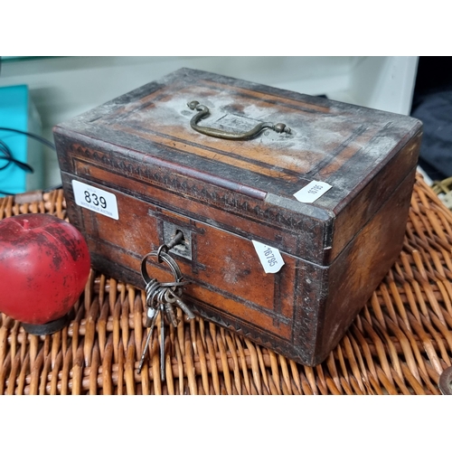 839 - A lovely antique early 20th Century wooden lockbox with working key. Brass handle to top. Gorgeous m... 