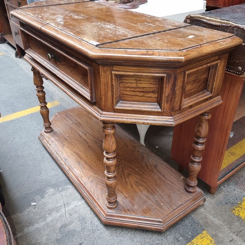 607 - A fabulous mid century Thomasville sideboard server with extensions and pull out drawer to front. Si... 