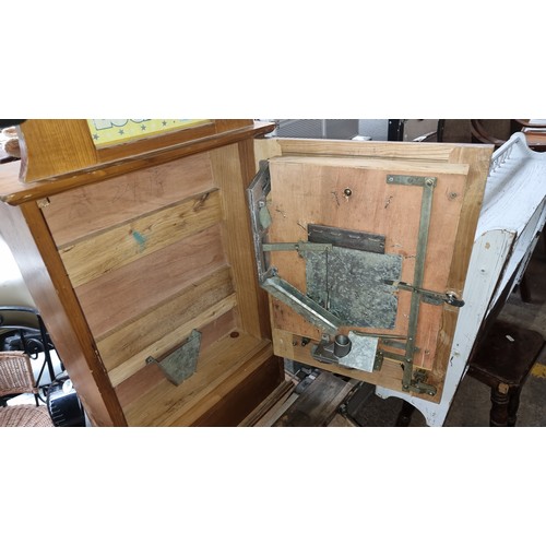 616 - Star Lot : A fantastic vintage  highly enjoyable oak penny arcade wall mounted pinball machine, work... 