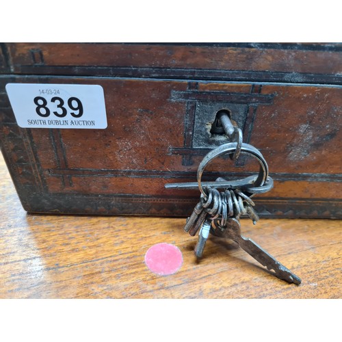 839 - A lovely antique early 20th Century wooden lockbox with working key. Brass handle to top. Gorgeous m... 