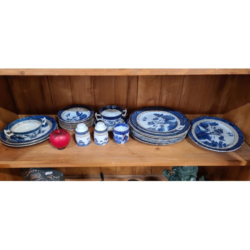 979 - A wonderful set of Booths blue and white porcelain in the 'Real Old Willow' pattern. 24 pieces in to... 