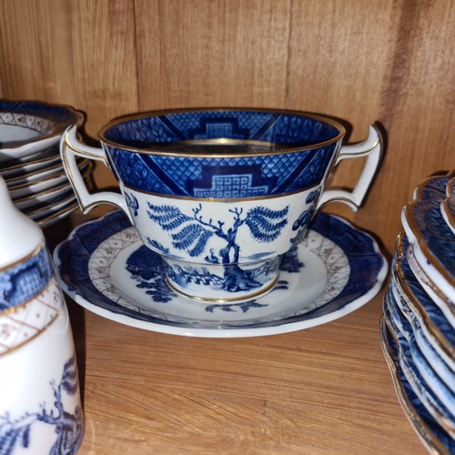 979 - A wonderful set of Booths blue and white porcelain in the 'Real Old Willow' pattern. 24 pieces in to... 