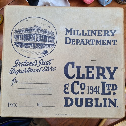 978 - A fabulous Millinery department Clery Co. 1941 Dublin department store box with six vintage hats and... 