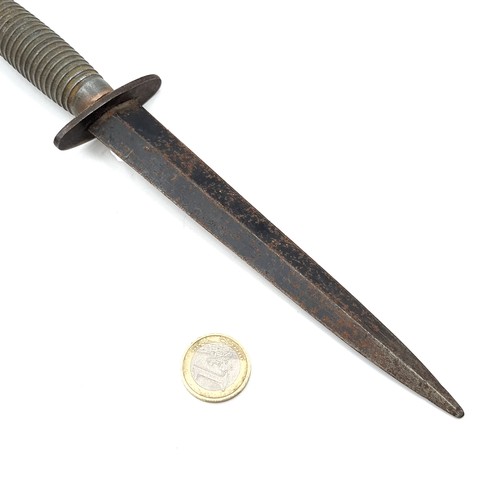 552 - A WW1 commando knife. Length - 28 cms. Blade - 16 cms. Weight - 249 grams.