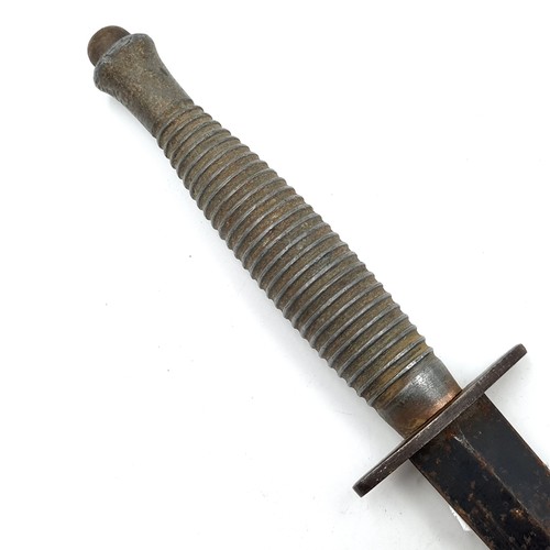 552 - A WW1 commando knife. Length - 28 cms. Blade - 16 cms. Weight - 249 grams.