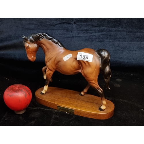 159 - A large handsome Beswick porcelain horse mounted on a wooden plinth titled 'Spirit of Freedom'. In g... 