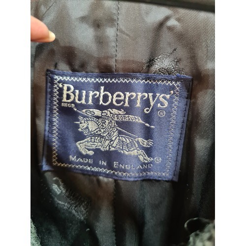 1006 - Star Lot : An exquisite vintage ladies designer Burberry's 100% woolen coat in a grey tweed pattern.... 