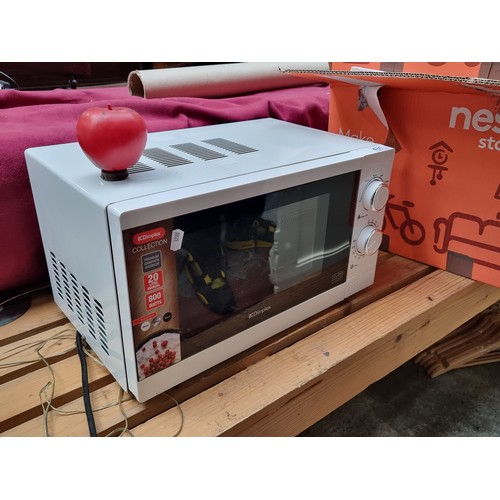 431 - A Dimplex collection 800W microwave. In good working order.