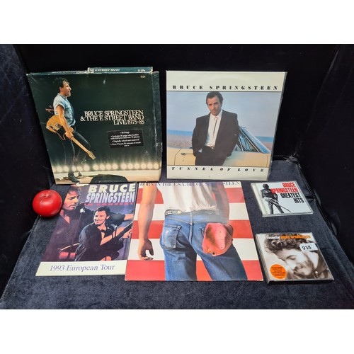 938 - A mixed lot containing a selection of Bruce Springsteen memorabilia as well as four Arsenal Football... 