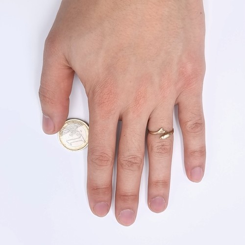 540 - A nine carat gold ring set with a dolphin motif. Ring size - J. Weight - 1.28 grams.