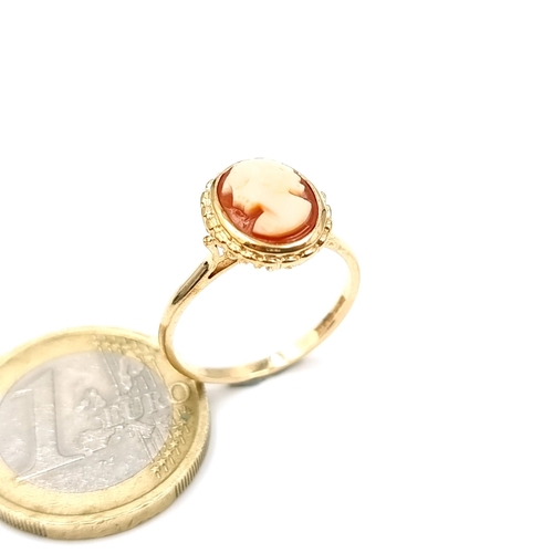 1137 - A gorgeous 9k (375) gold Cameo ring of Queen Victoria of England. Ring size O. Weight 2.26g.