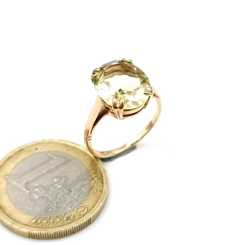 1142 - Star Lot : An alluring 9k (375) huge Citrine gold ring. Ring size F. Weight 2.43g.