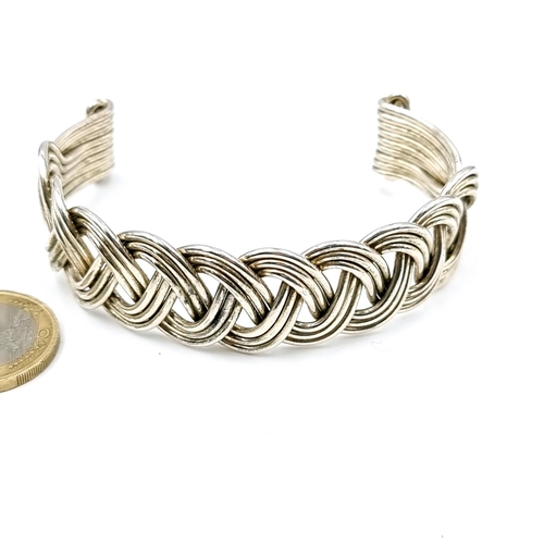 1154 - An intertwined very pretty silver pleated bangle bracelet.