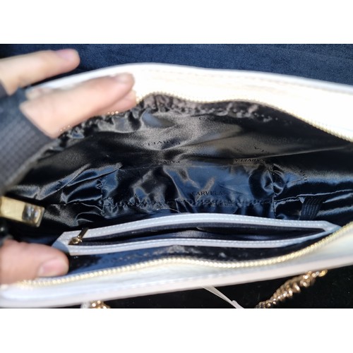 173 - A very stylish Carvela by Kurt Geiger ladies handbag in white leather, as new. 
New Carvela handbags... 