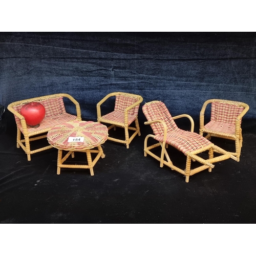 154 - A five piece two tone wicker / rattan doll house furniture. For summer Barbie.