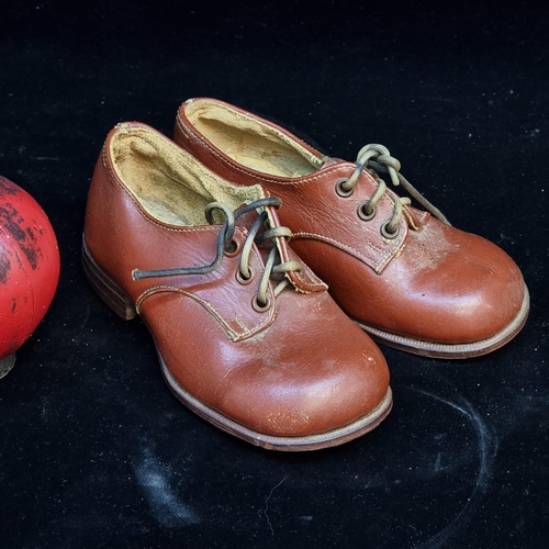 193 - A vintage early pair of gorgeous childrens leather lace up shoes. Child's size 6.