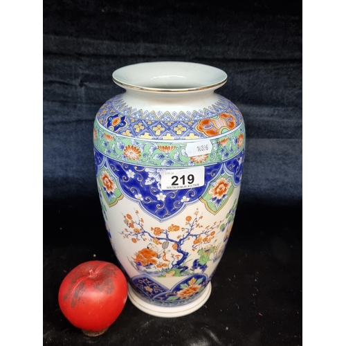 219 - A gorgeous vintage oriental vase featuring gilt gold detailing. Unmarked.