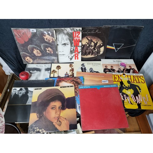 991 - A collection of 14 vintage vinyl records / LP's including artists such as the Beatles, U2, Pink Floy... 