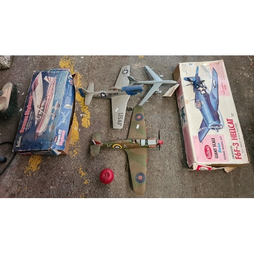 932 - A vintage model airplane kit collection including Guillow’s Grumman F6F-3 Hellcat and others, with o... 