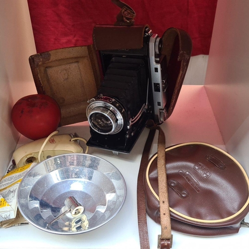 968 - A 1930s Zeiss Vintage bellows camera with original leather case and accessories