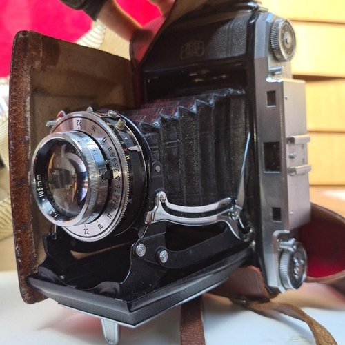 968 - A 1930s Zeiss Vintage bellows camera with original leather case and accessories