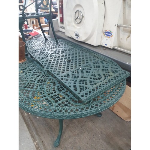 1022 - Super Star Lot : Super quality large heavy green extending garden dining table and 6 chairs with mat... 