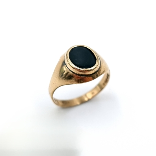 13 - A vintage Gents nine carat gold (375) Onyx stone signet ring. Ring size - Q. Weight - 2.13 grams. Bo... 