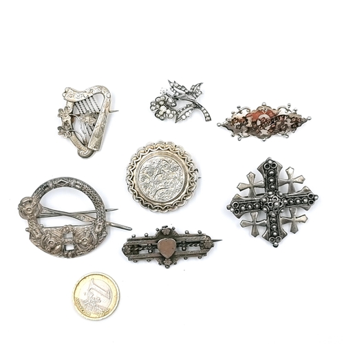 17 - A nice collection of vintage Sterling silver brooches. (7) Featuring a torc example together with an... 