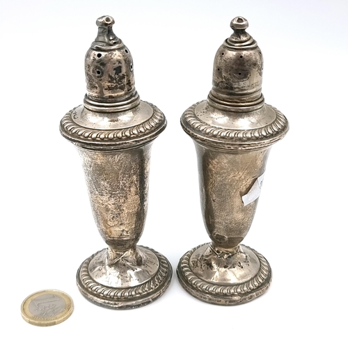 40 - A pair of vintage finial mounted salt & pepper cruets with attractive reeded design. Both marked ste... 