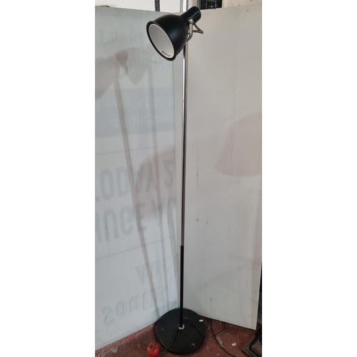 1418 - A tall long standing lamp stand with Max 13W.