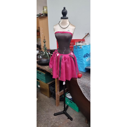 1425 - A stunning freestanding mannequin on a removable metal stand.