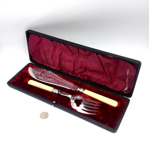 18 - A very nice example of a silver plated fish serving set with bone handles in excellent condition. Le... 