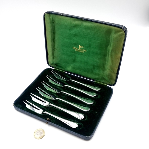 19 - A very good Sterling Silver pastry fork set by the renowned Sheffield makers - Walker & Hall, Sheffi... 