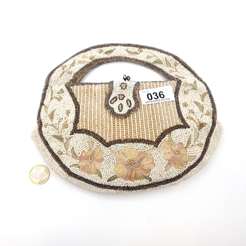 36 - A fine example of an antique beaded handbag set with bead and pearl decoration. Dimensions: W - 21 c... 