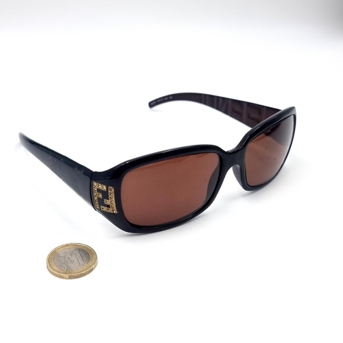 41 - A pair of Fendi sunglasses made in Italy with Fendi initials to frame. Lenses in good clean conditio... 